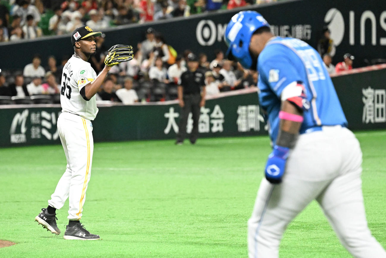 ソフトバンク対日本ハム　6回表日本ハム1死、レイエス（手前）を二ゴロに仕留めたモイネロ（撮影・林敢治）