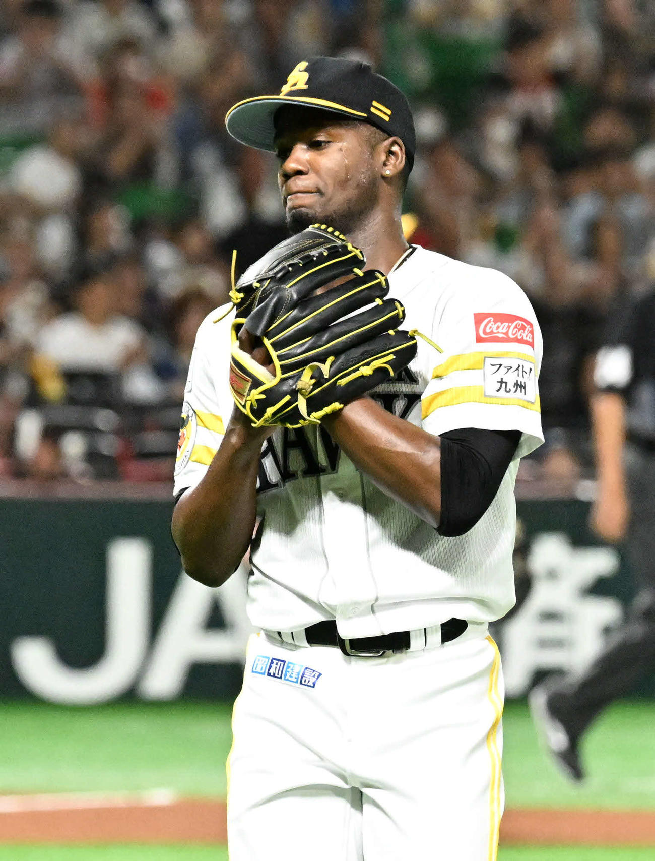 ソフトバンク対日本ハム　2回を無失点で抑えベンチに引きあげるモイネロ（撮影・林敢治）