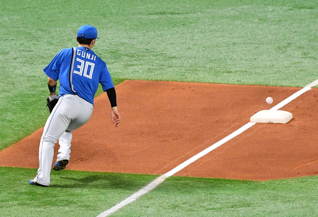 ソフトバンク対日本ハム　3回裏ソフトバンク1死、海野の三塁線へのゴロを見送る郡司。打球はベースに当たり内野安打となる（撮影・岩下翔太）