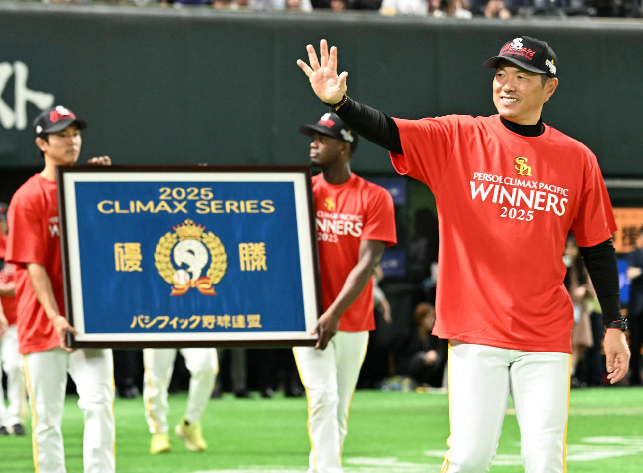 ソフトバンク対日本ハム　場内を一周する小久保監督（右）（撮影・林敢治）