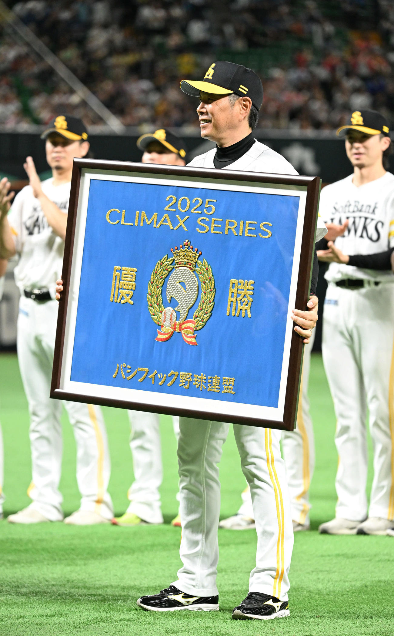 ソフトバンク対日本ハム　優勝額を受け取るソフトバンク小久保監督（撮影・林敢治）