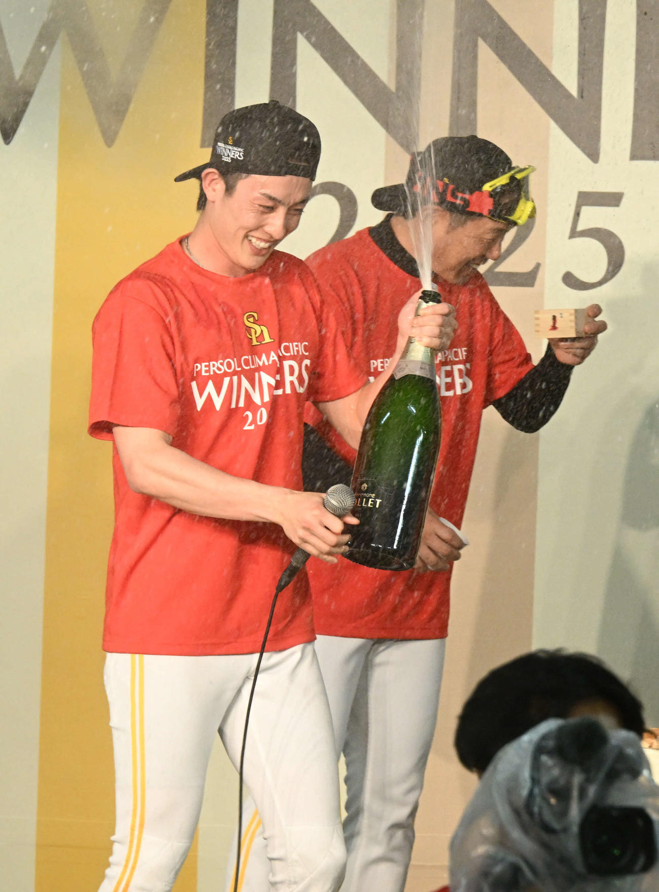 ソフトバンク対日本ハム　祝勝会で音頭を取る選手会長の周東（左）（撮影・林敢治）