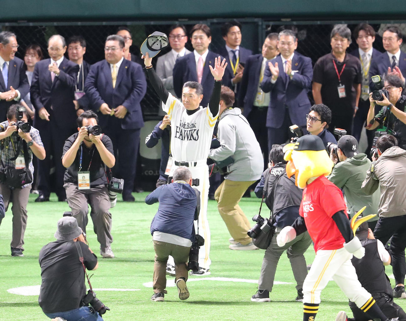 ソフトバンク対日本ハム　ファンに手を振る小久保監督（撮影・梅根麻紀）