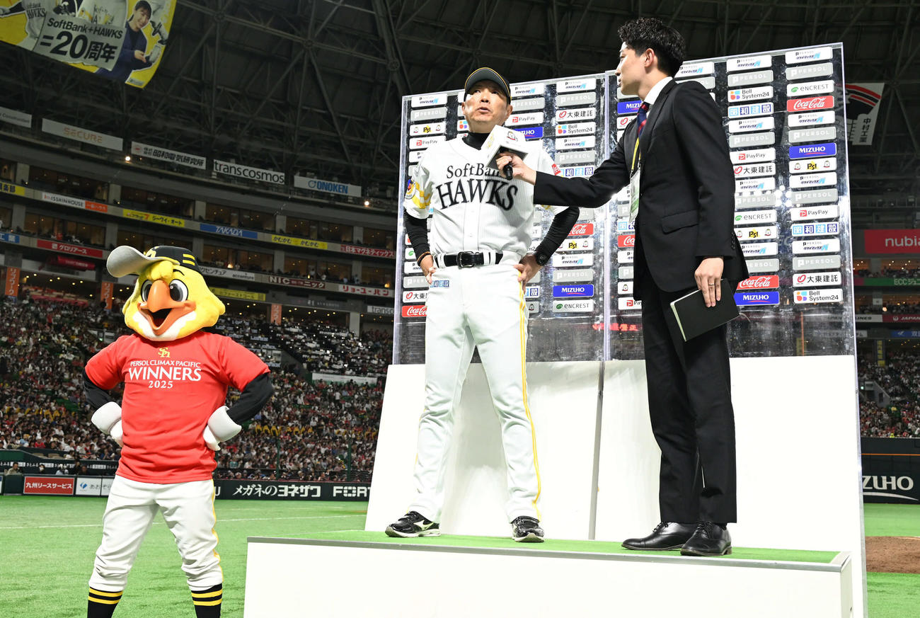 ソフトバンク対日本ハム　優勝監督インタビューに応じる小久保監督（中央）（撮影・林敢治）