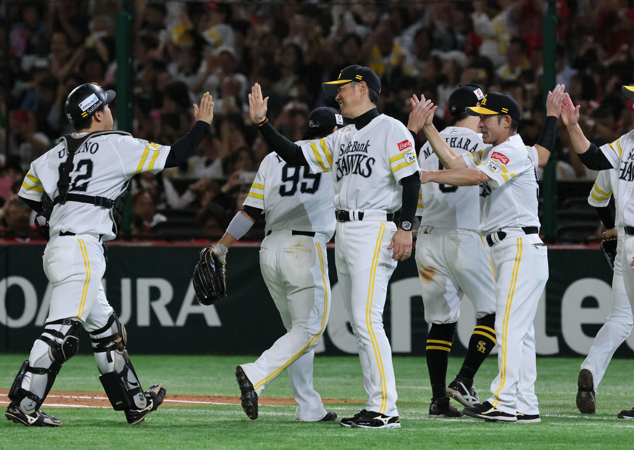 ソフトバンク対日本ハム　ナインを迎える小久保監督（中央）（撮影・加藤孝規）