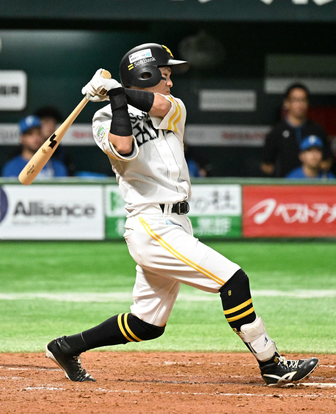 ソフトバンク対日本ハム　5回裏ソフトバンク2死一塁、牧原大は中前安打を放つ（撮影・林敢治）