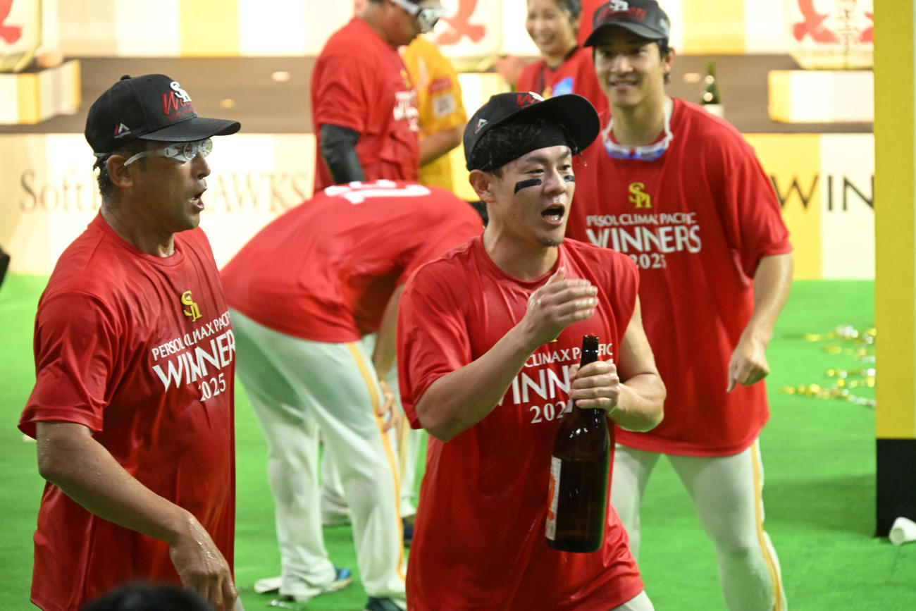 ソフトバンク対日本ハム　祝勝会を楽しむ牧原大（右から2番目）（撮影・林敢治）
