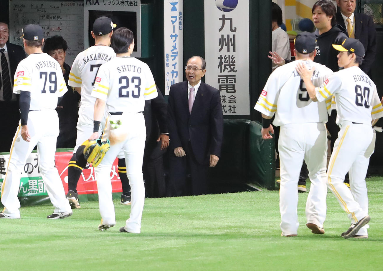 ソフトバンク対日本ハム　ベンチで出迎えをする王球団会長（撮影・梅根麻紀）