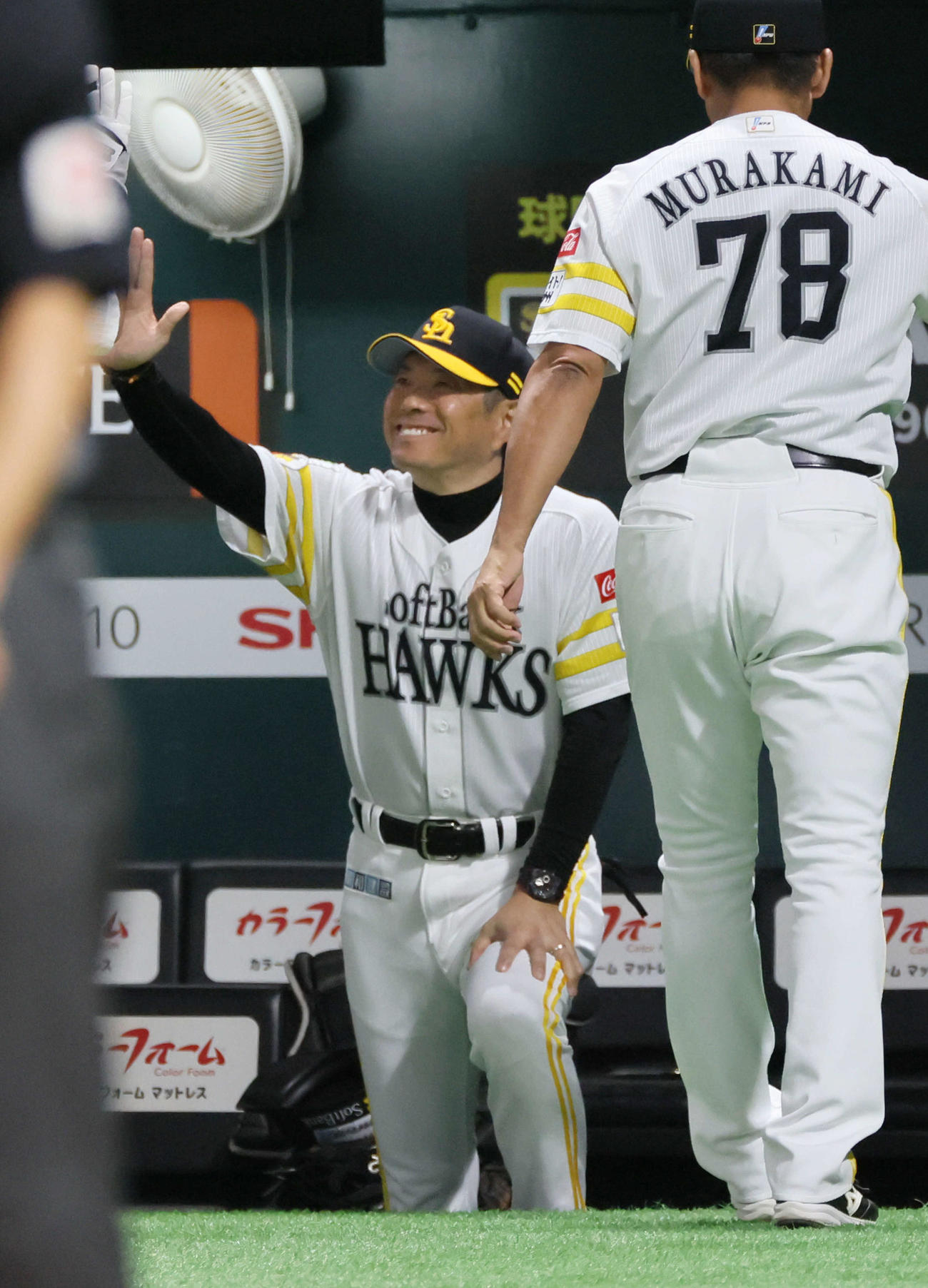 ソフトバンク対日本ハム　5回裏ソフトバンク2死満塁、柳町の三ゴロに終わり3点目はならなかったが勝ち越しを喜ぶ小久保裕紀監督（撮影・加藤孝規）