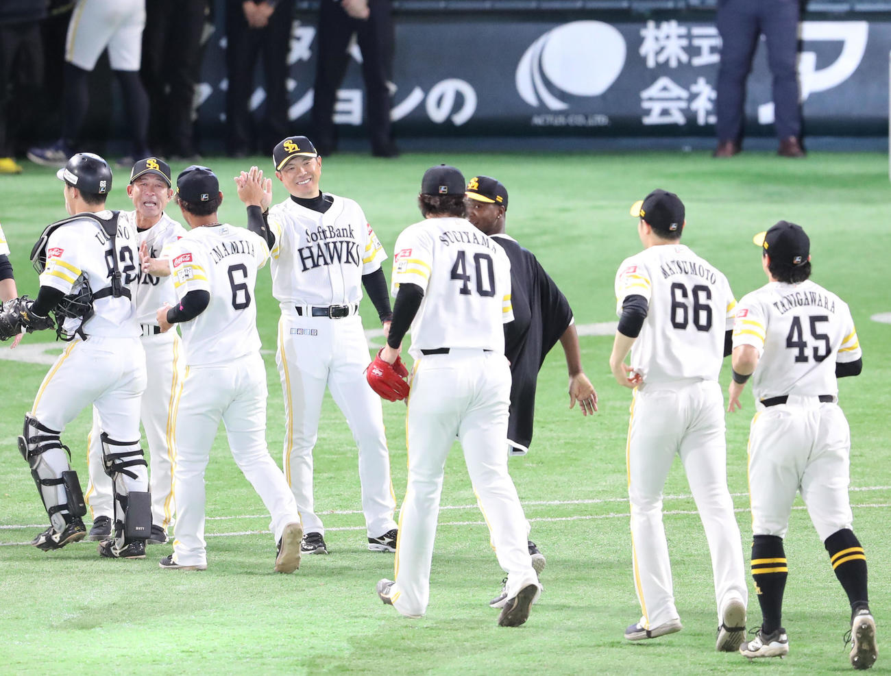 ソフトバンク対日本ハム　日本シリーズ進出を決めナインを出迎えるソフトバンク小久保監督（撮影・梅根麻紀）