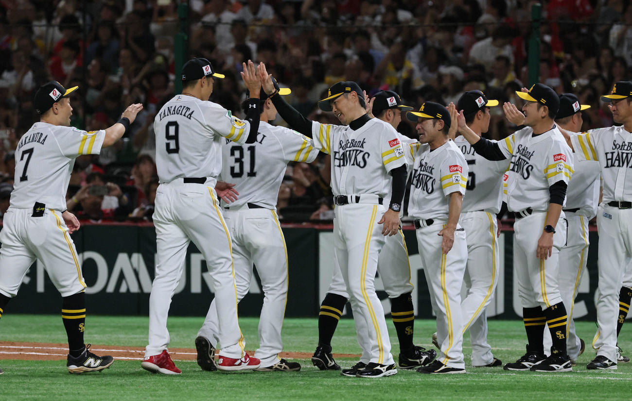ソフトバンク対日本ハム　ナインを迎える小久保監督（中央）（撮影・加藤孝規）