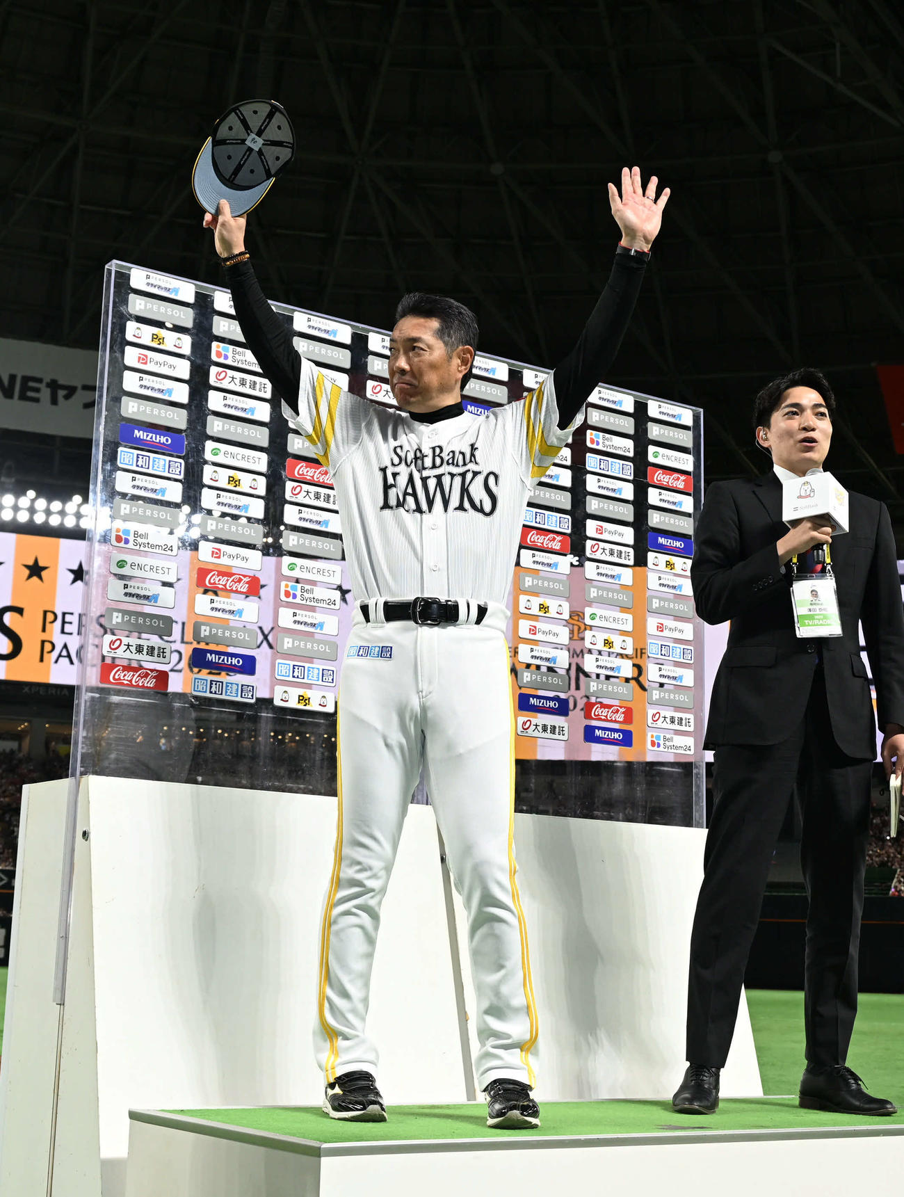 ソフトバンク対日本ハム　ファンの声援に応じる小久保監督（左）（撮影・林敢治）