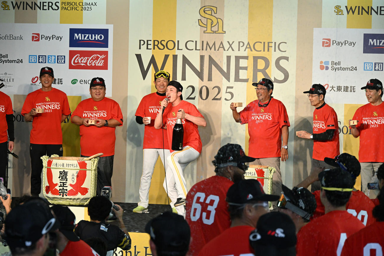 ソフトバンク対日本ハム　祝勝会で音頭を取る選手会長の周東（中央）（撮影・林敢治）