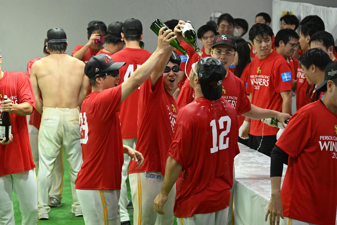 ソフトバンク対日本ハム　祝勝会を楽しむソフトバンクナイン（撮影・林敢治）