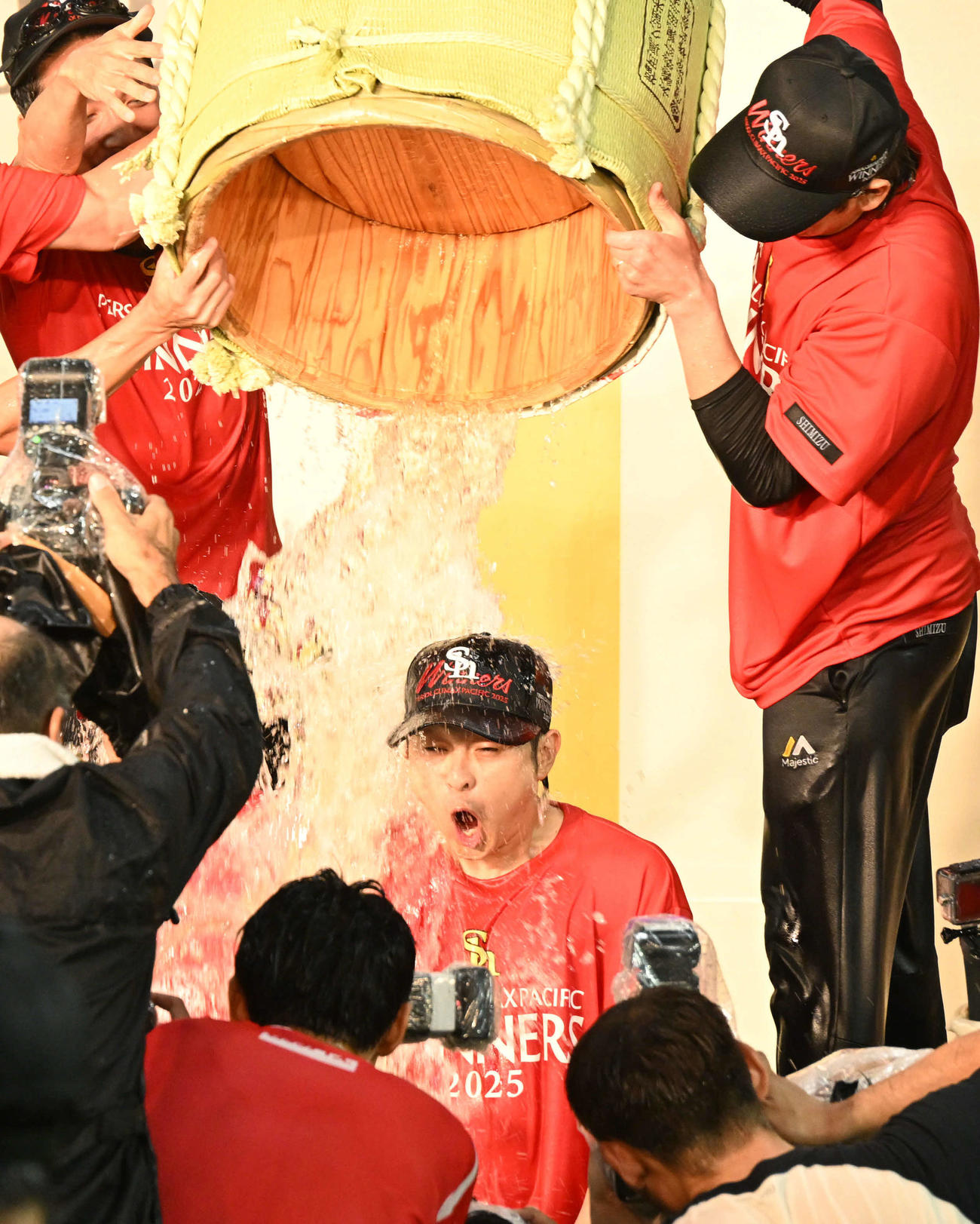 ソフトバンク対日本ハム　祝勝会を楽しむ川瀬（中央）（撮影・林敢治）