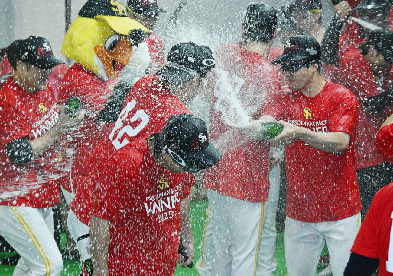 ソフトバンク対日本ハム　祝勝会を楽しむ伊藤（左から2番目）（撮影・林敢治）