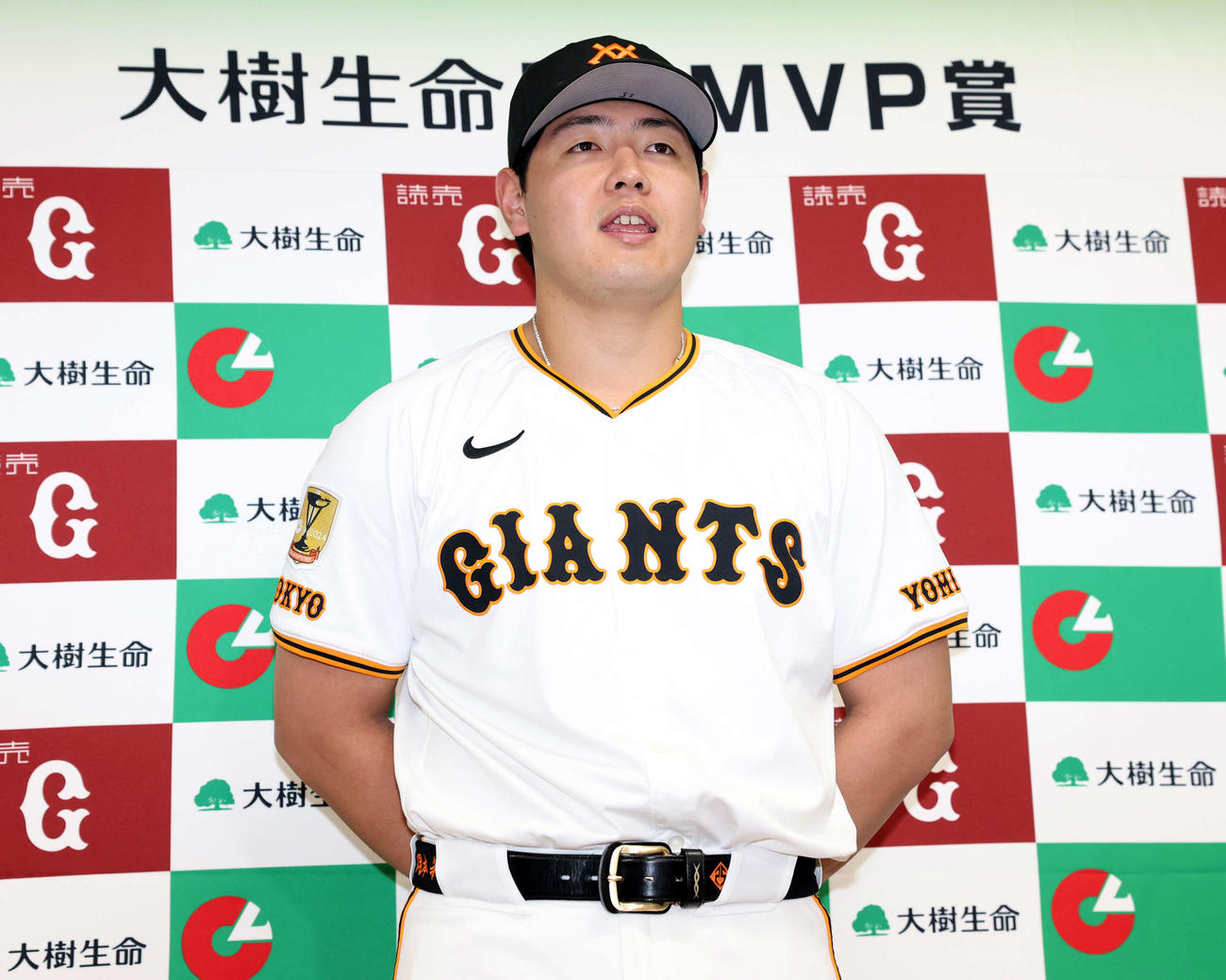 月刊MVPを受賞し感想を語る巨人岡本（撮影・浅見桂子）
