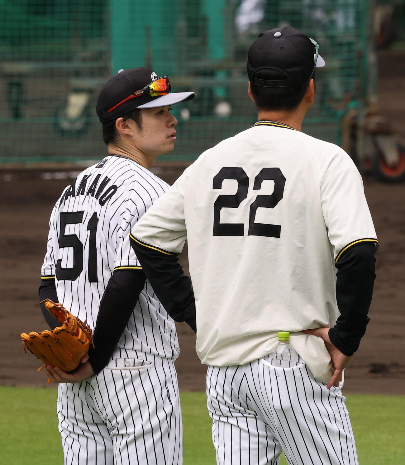 25年10月20日　藤川監督（右）と話をする中野（撮影・上田博志）