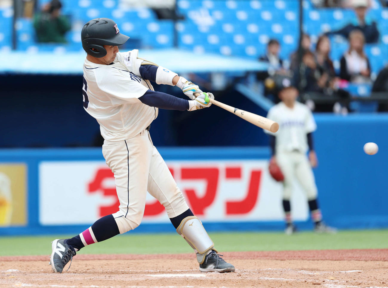 国学院大対駒大　タイブレーク10回表国学院大1死満塁、適時打を放つ赤堀（撮影・増田悦実）