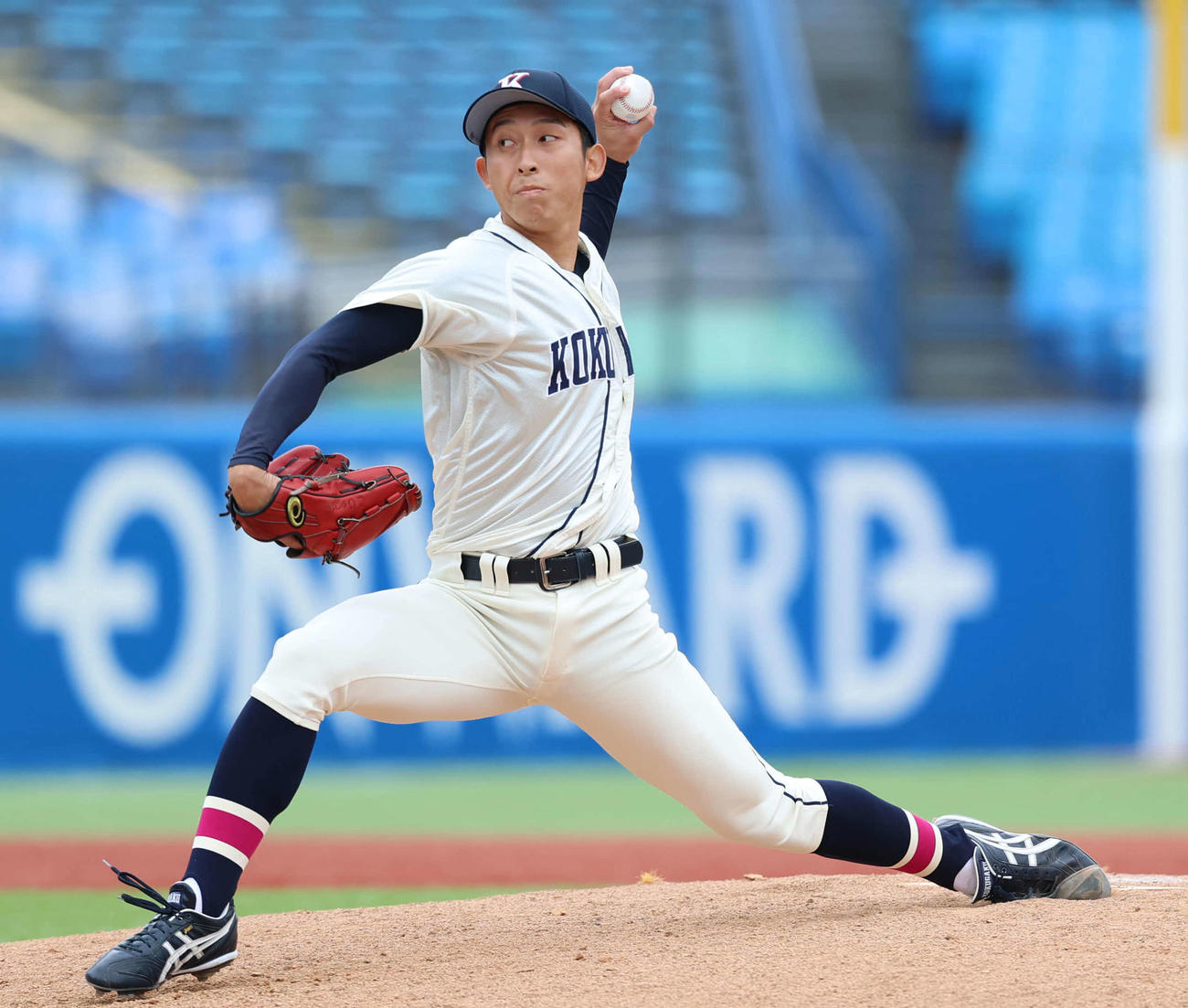 国学院大対駒大　7回裏から登板し力投する国学院大・飯田（撮影・増田悦実）