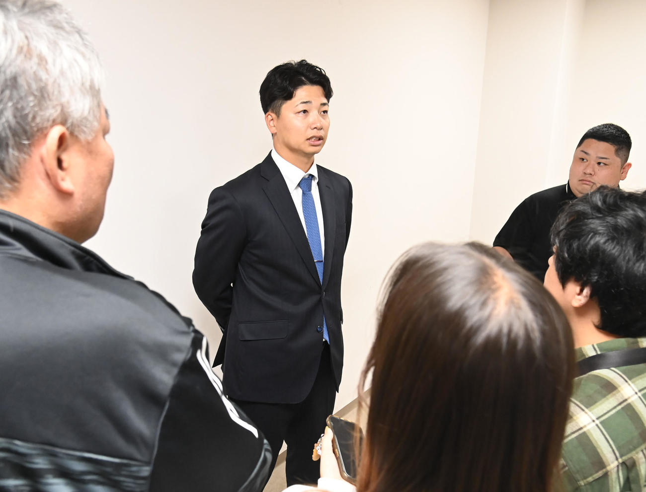 報道陣の質問に答える阪神漆原（中央）（撮影・石井愛子）