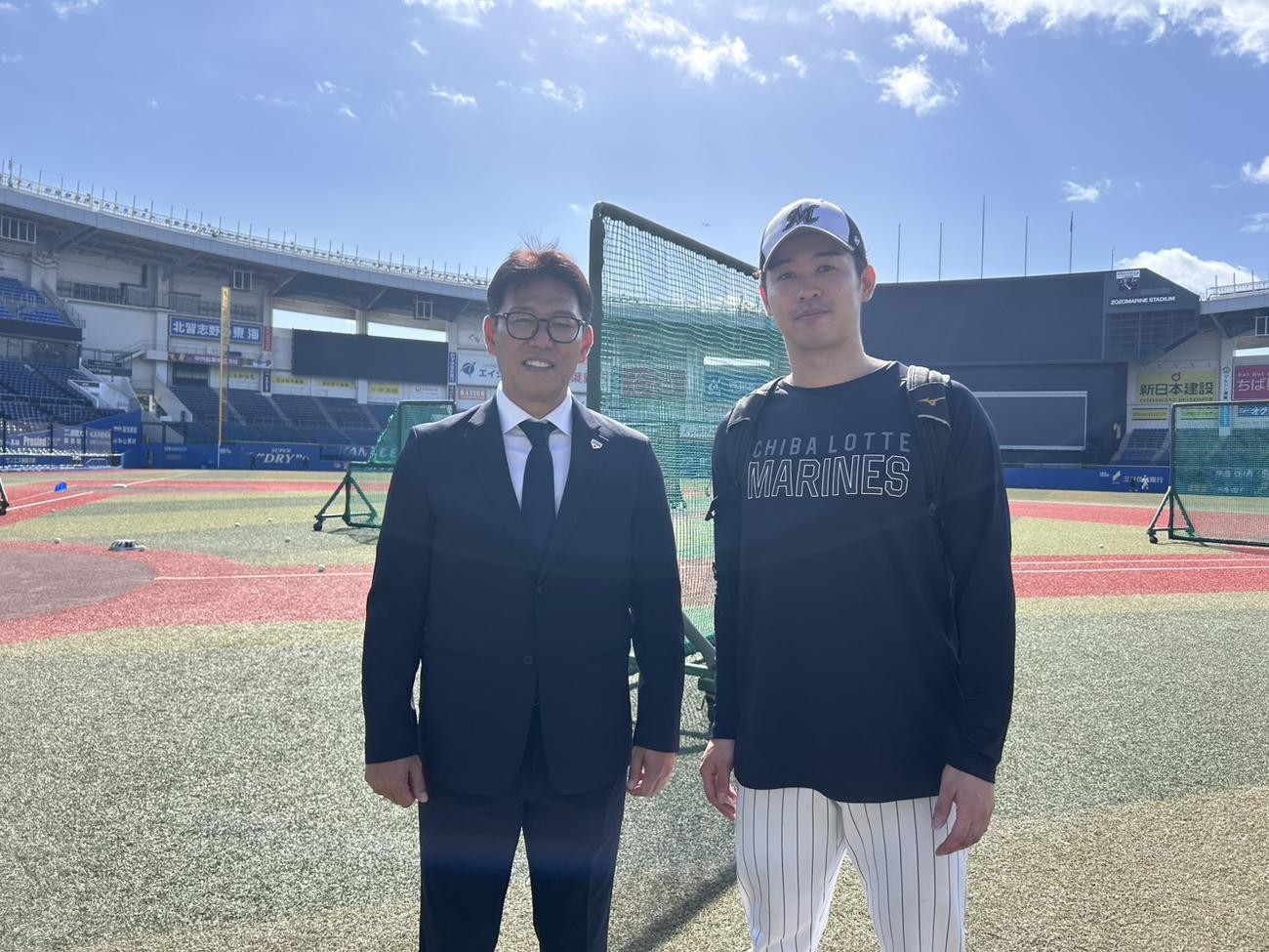 25年10月18日　ロッテに訪問した侍ジャパン井端弘和監督（左）と侍ジャパンに選出されている種市（撮影・星夏穂）