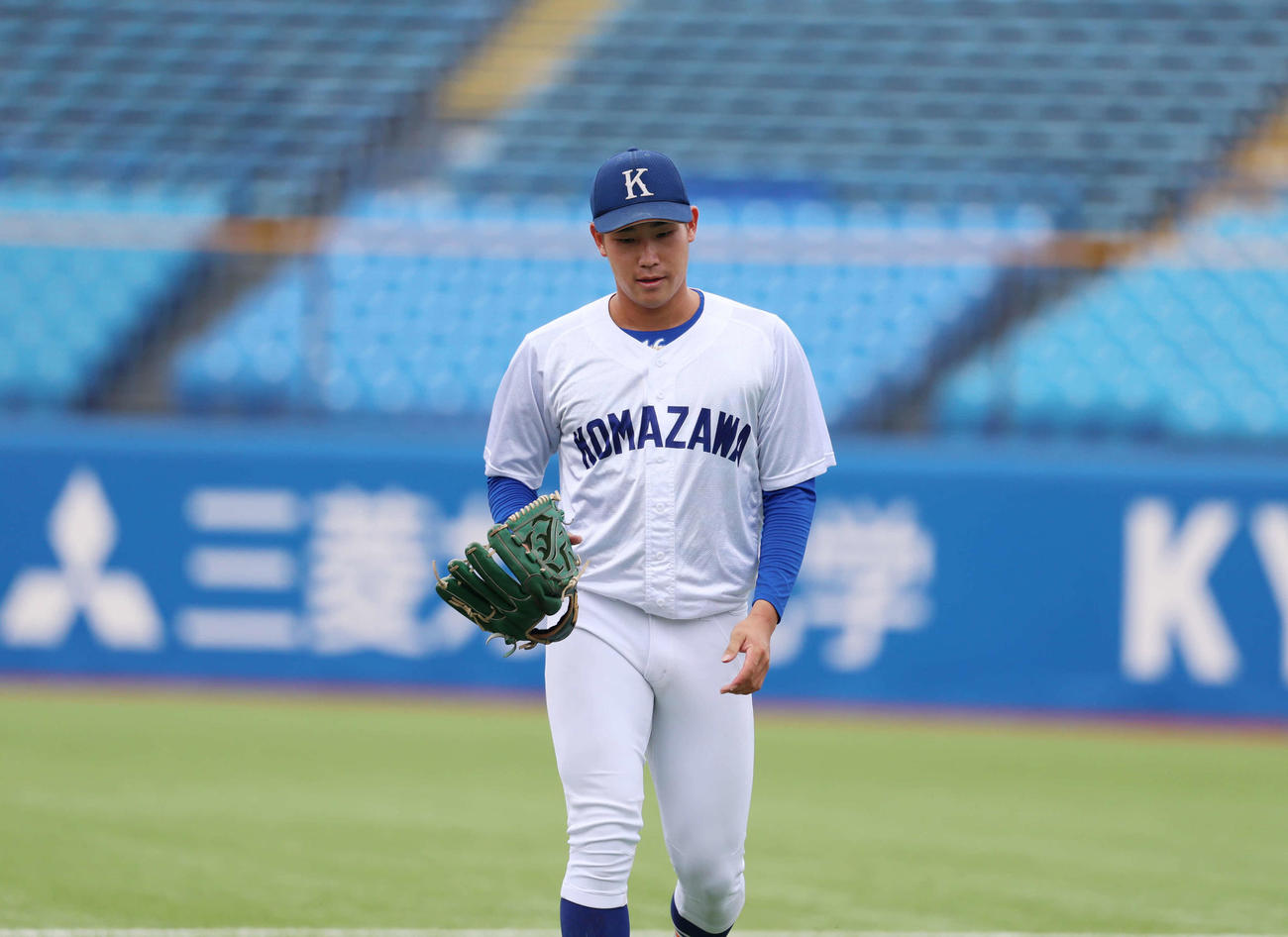 国学院大対駒大　タイブレーク10回表国学院大先制されがっくりとベンチへ戻る駒大・仲井（撮影・増田悦実）