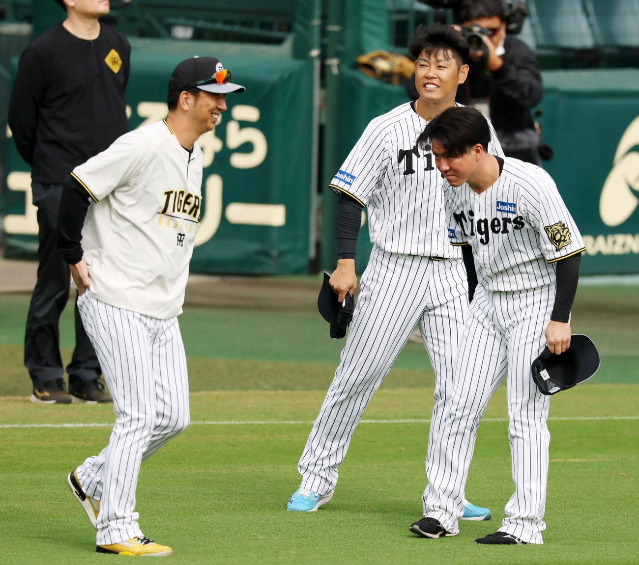 阪神原口（中央）と長坂は藤川球児監督にあいさつする（撮影・加藤哉）