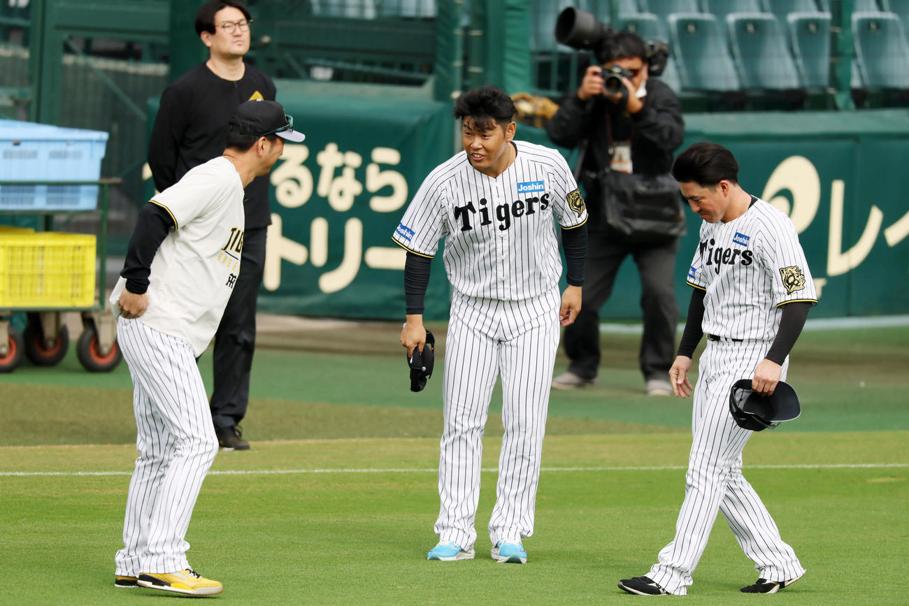 阪神原口（中央）は藤川監督にあいさつする。右は長坂（撮影・加藤哉）