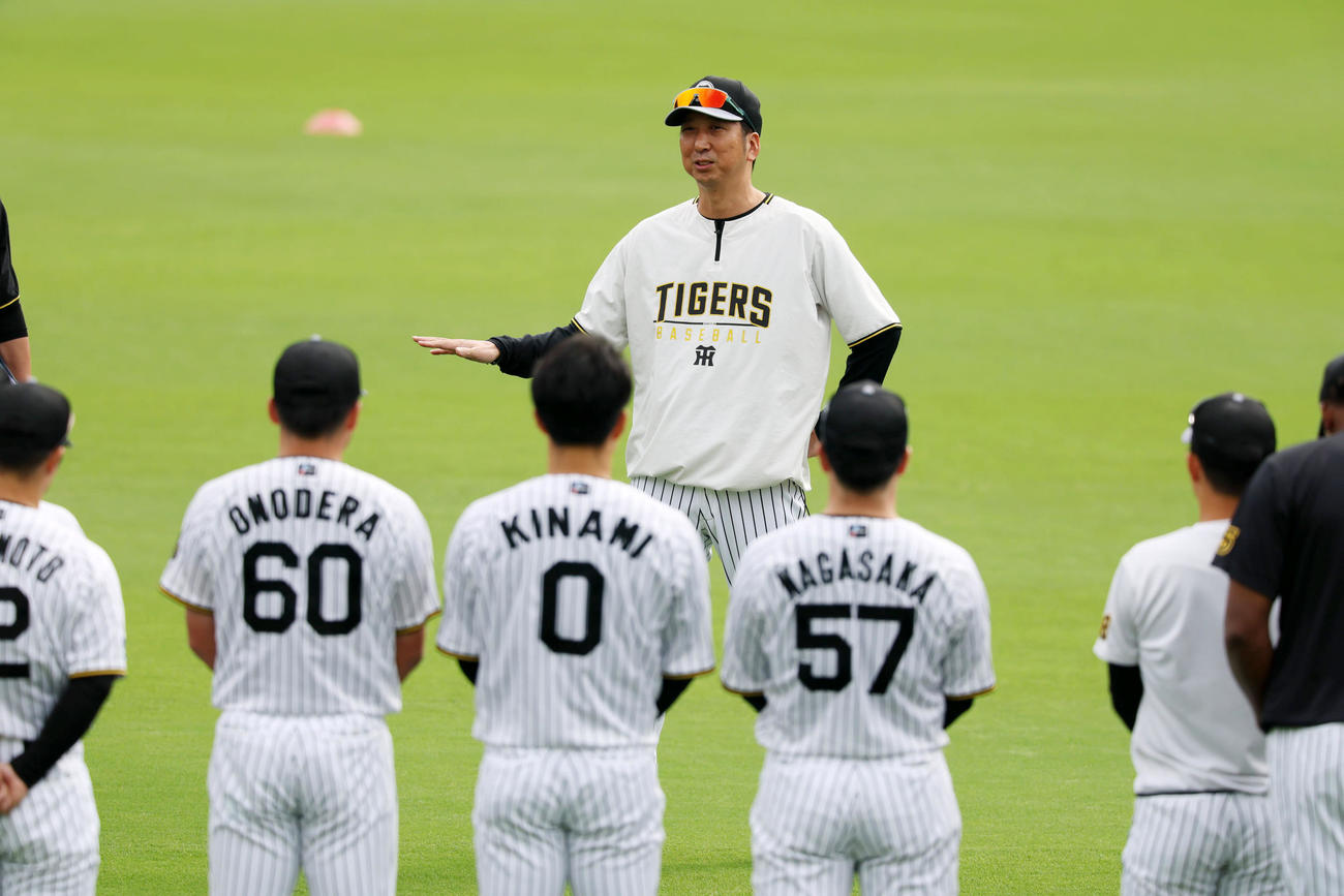 練習開始前のミーティングでナインを前に話しをする阪神藤川監督（撮影・加藤哉）