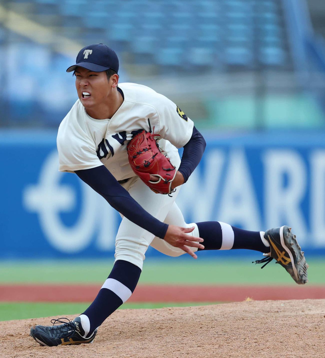 東洋大対中大　8回裏中大2死二塁、力投する東洋大・島田（撮影・増田悦実）