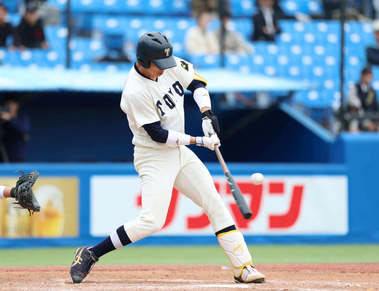 東洋大対中大　3回表東洋大1死一、二塁、適時二塁打を放つ花田（撮影・増田悦実）