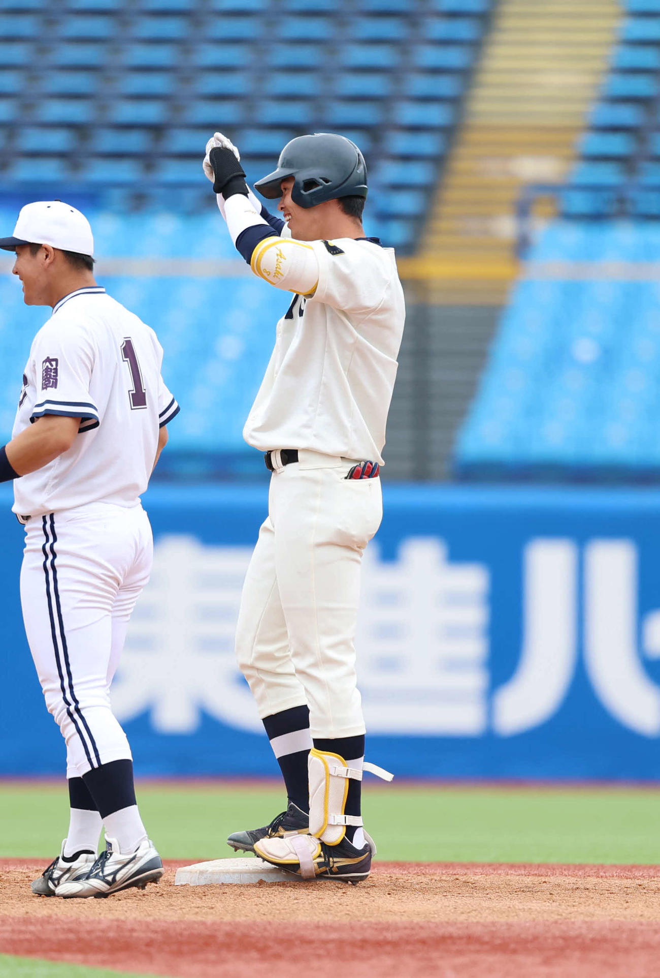 東洋大対中大　3回表東洋大1死一、二塁、適時二塁打を放ちポーズをする花田（撮影・増田悦実）