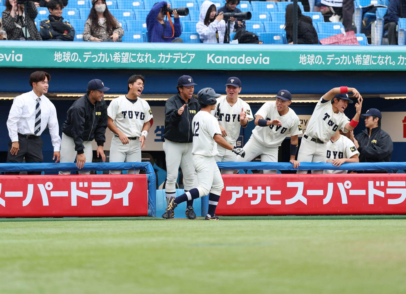 東洋大対中大　3回表東洋大1死一、二塁、花田の適時二塁打で生還した秋元（手前）を出迎える東洋大ナイン（撮影・増田悦実）