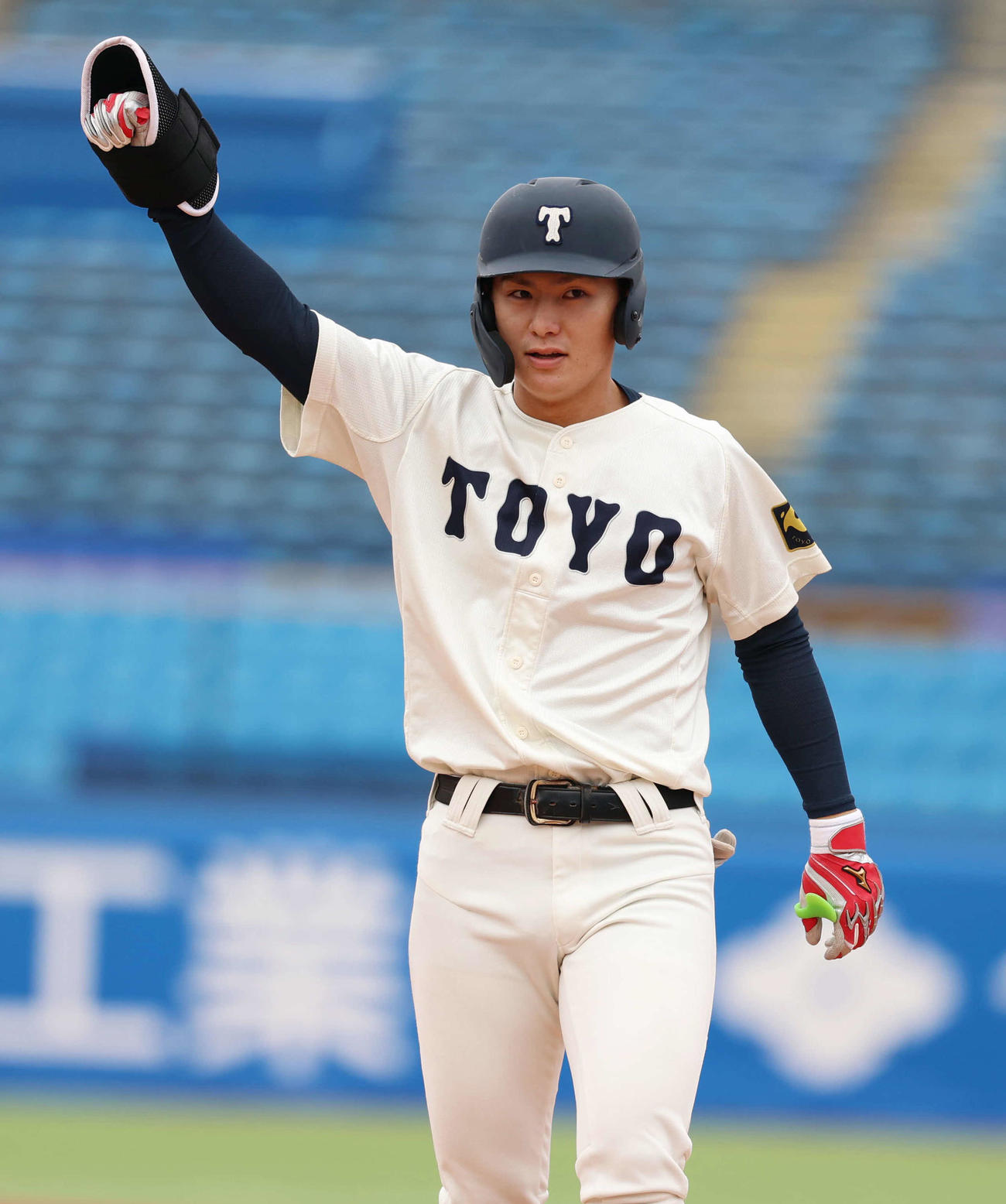 東洋大対中大　5回表東洋大2死一塁、安打を放ちガッツポーズをする山内（撮影・増田悦実）