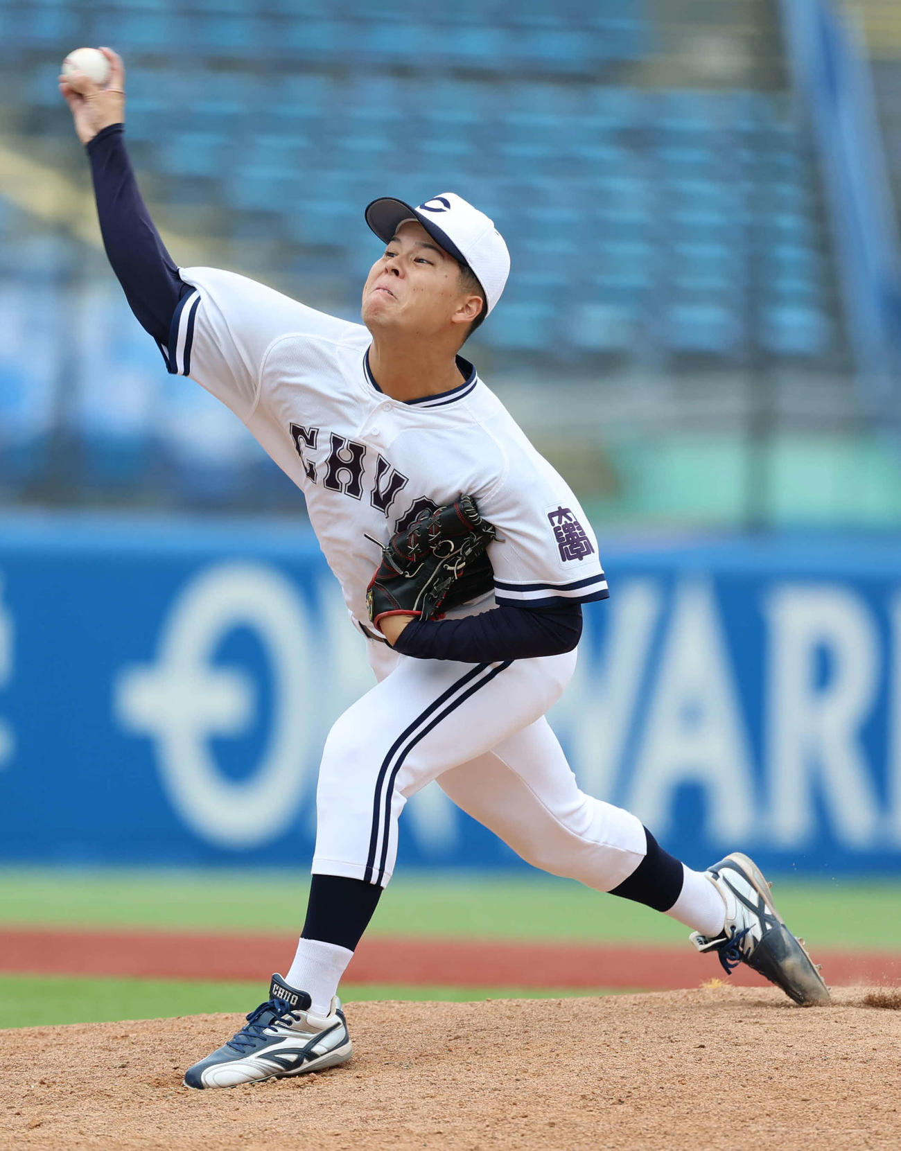 東洋大対中大　5回表から登板し力投する中大・三奈木（撮影・増田悦実）