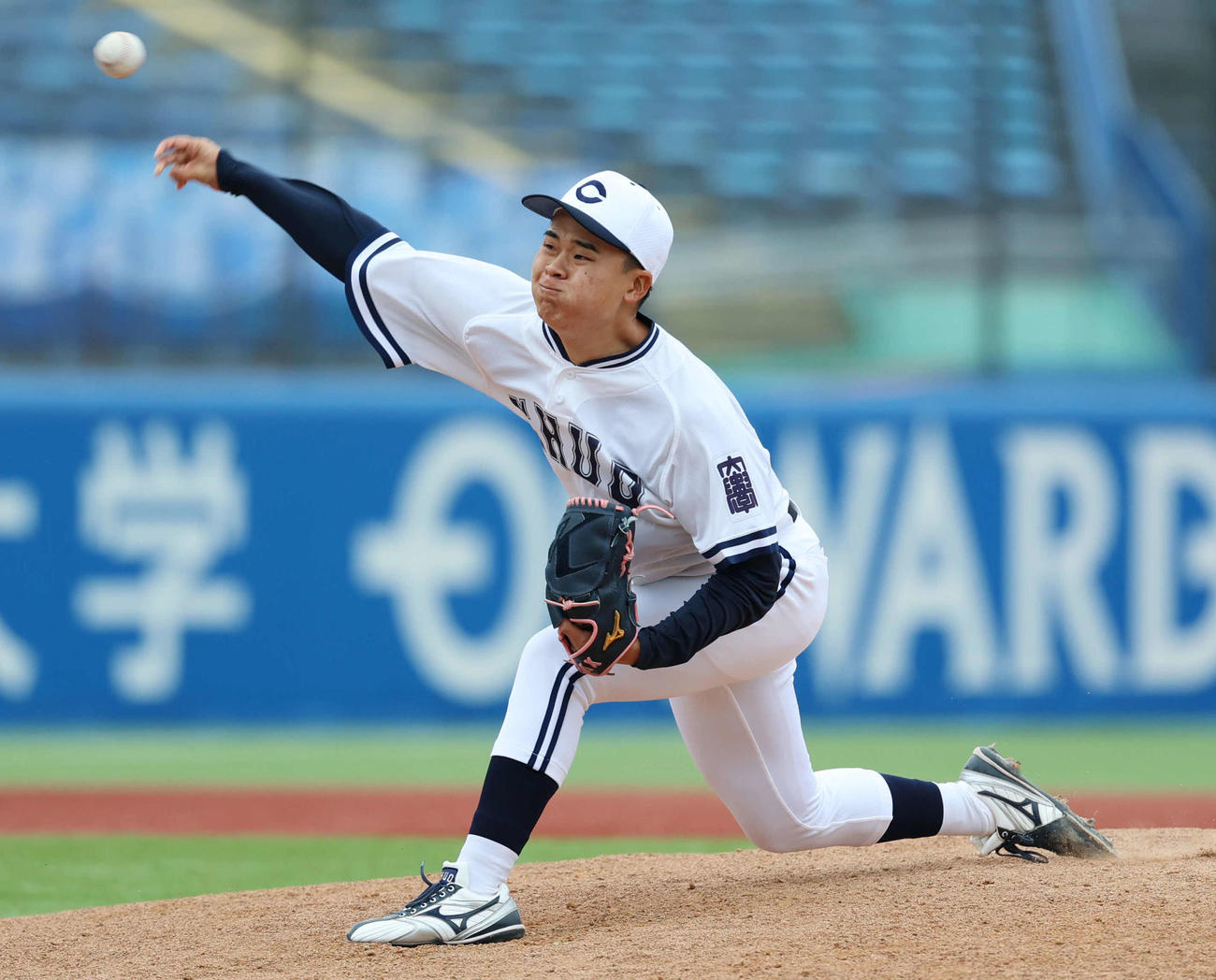 東洋大対中大　5回表から登板し力投する中大・子安（撮影・増田悦実）