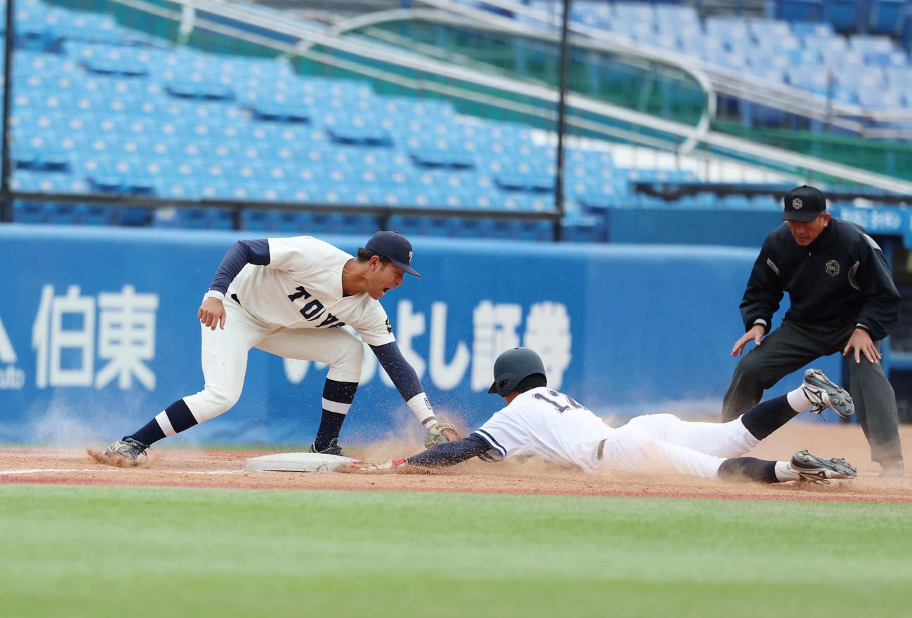 東洋大対中大　5回裏中大2死三塁、三盗を試みるもタッチアウトとなる佐藤壱（撮影・増田悦実）