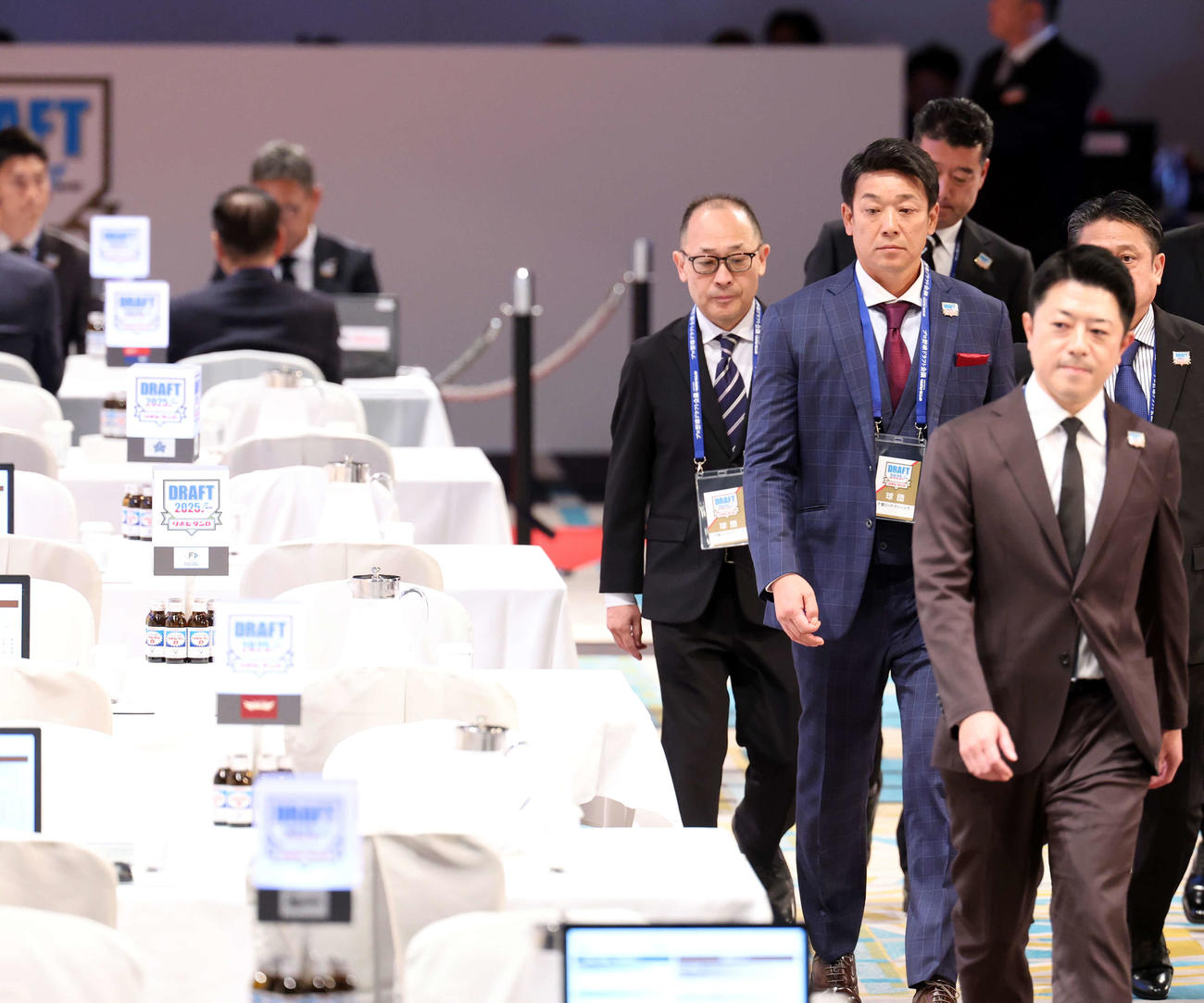 ドラフト会議に臨むロッテ・サブロー監督（右から2人目）（撮影・浅見桂子）