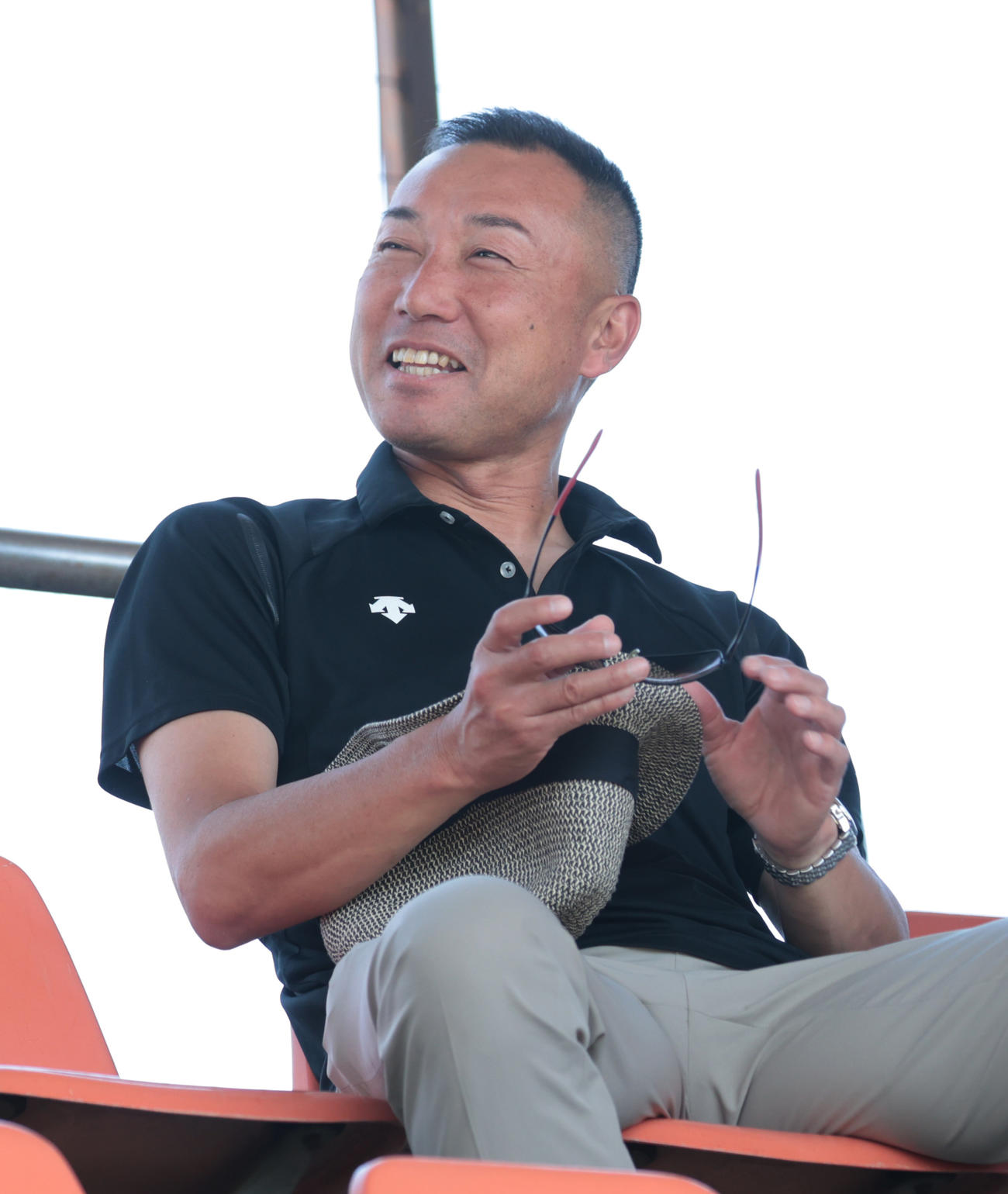 息子・渡辺向輝の投球を観戦する渡辺俊介氏（2025年6月22日撮影）