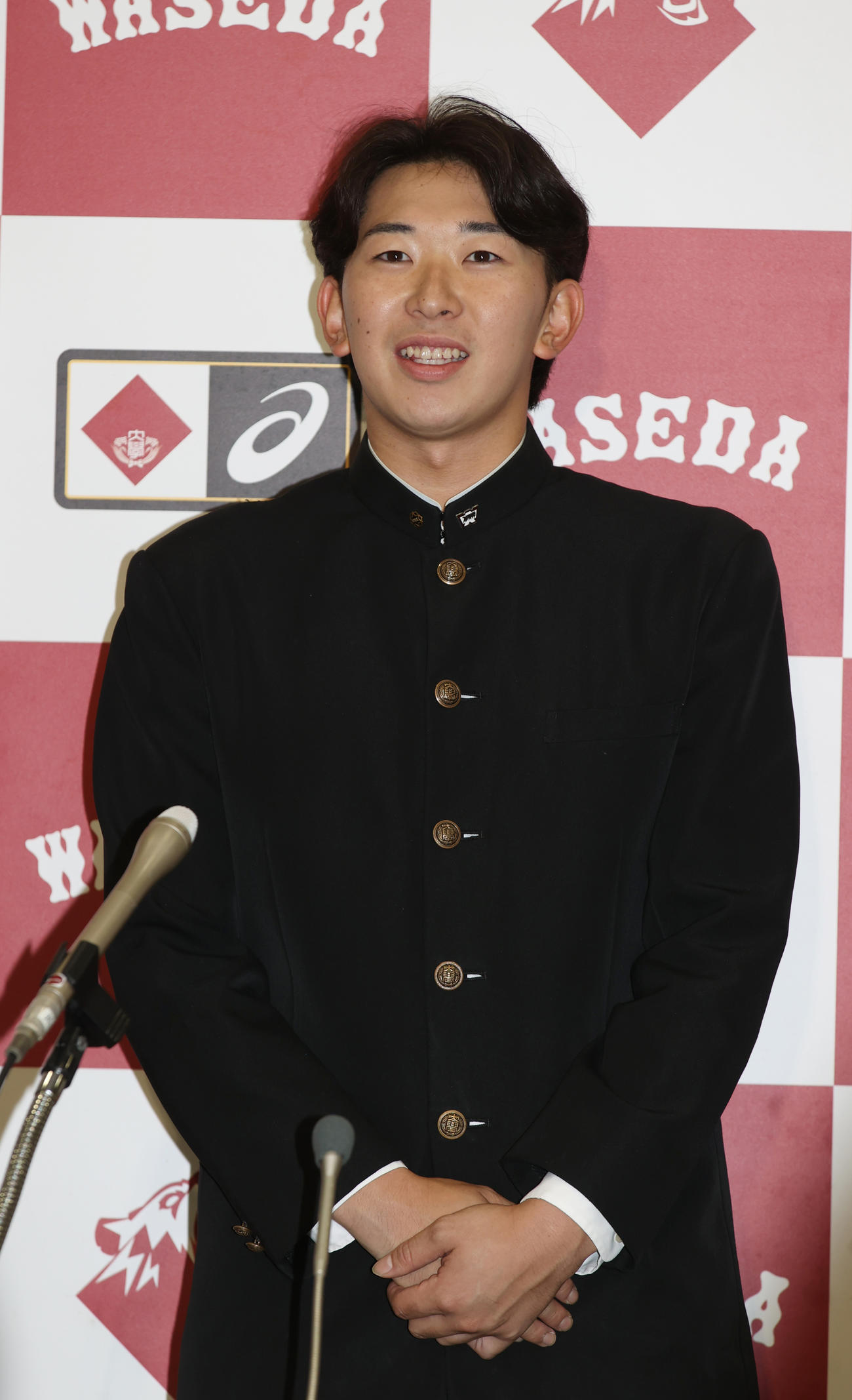 楽天2位に指名され会見する早大・伊藤樹（撮影・柴田隆二）