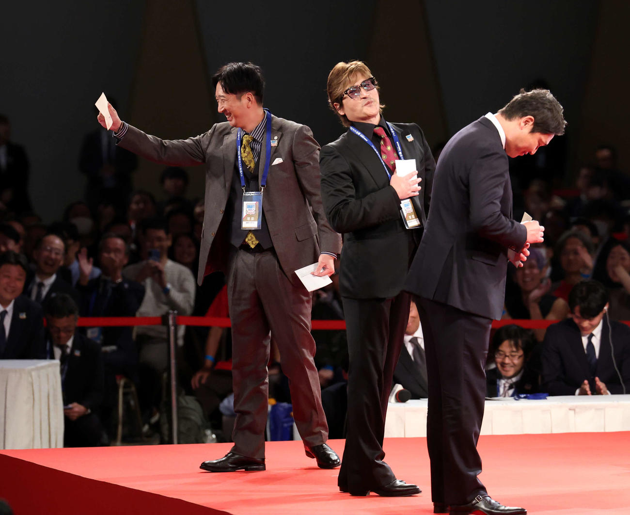 ドラフト1位で創価大・立石正広の交渉権を獲得し、喜ぶ阪神藤川監督（左）。中央は日本ハム新庄監督、右は広島新井監督（撮影・浅見桂子）