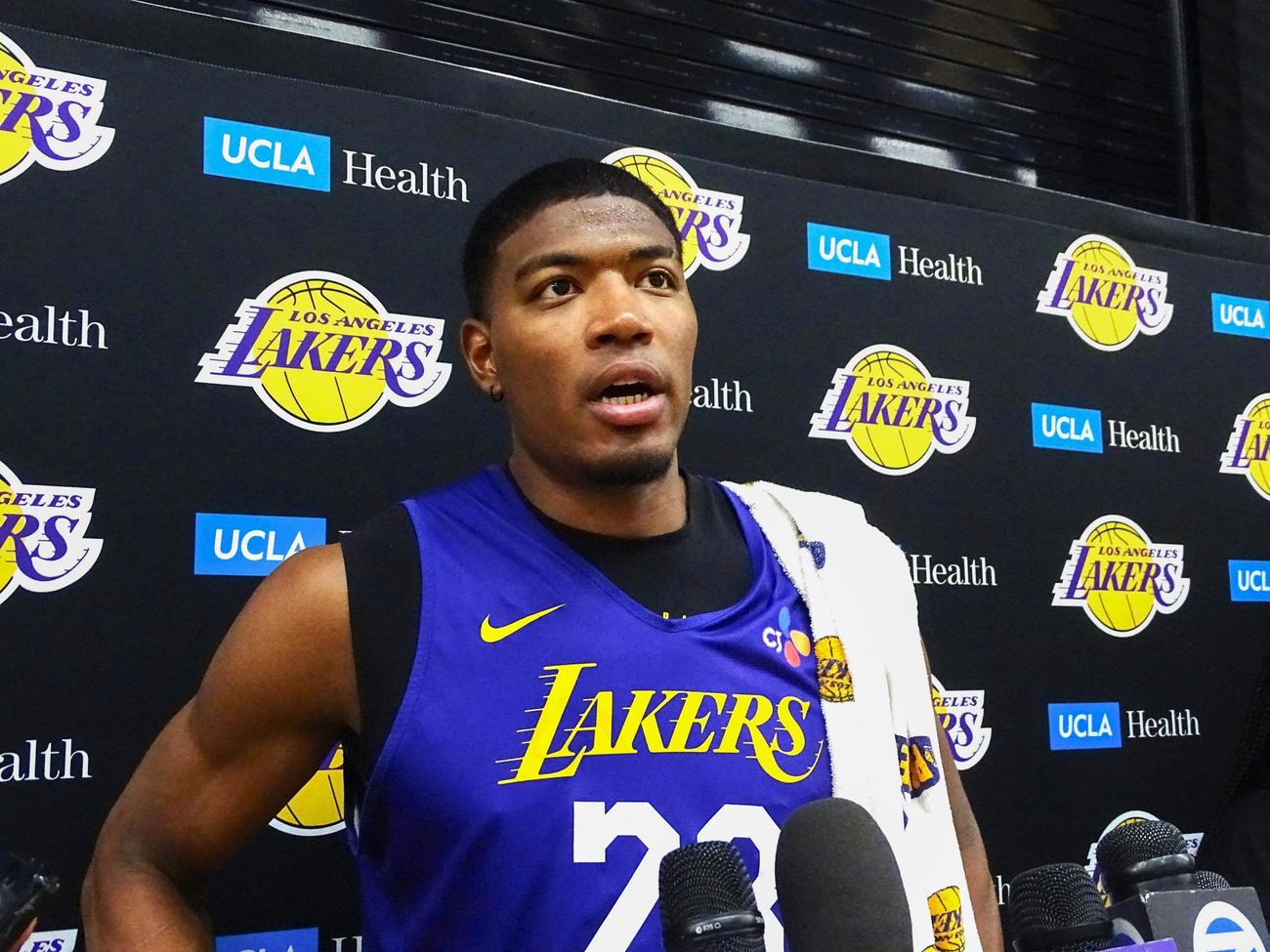シーズンの開幕を前に、取材に応じるNBAレーカーズの八村塁（共同）