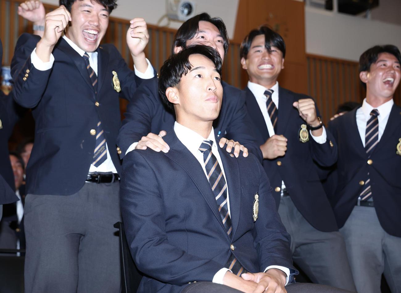 ヤクルトからドラフト1位指名を受ける法大・松下（撮影・河田真司）