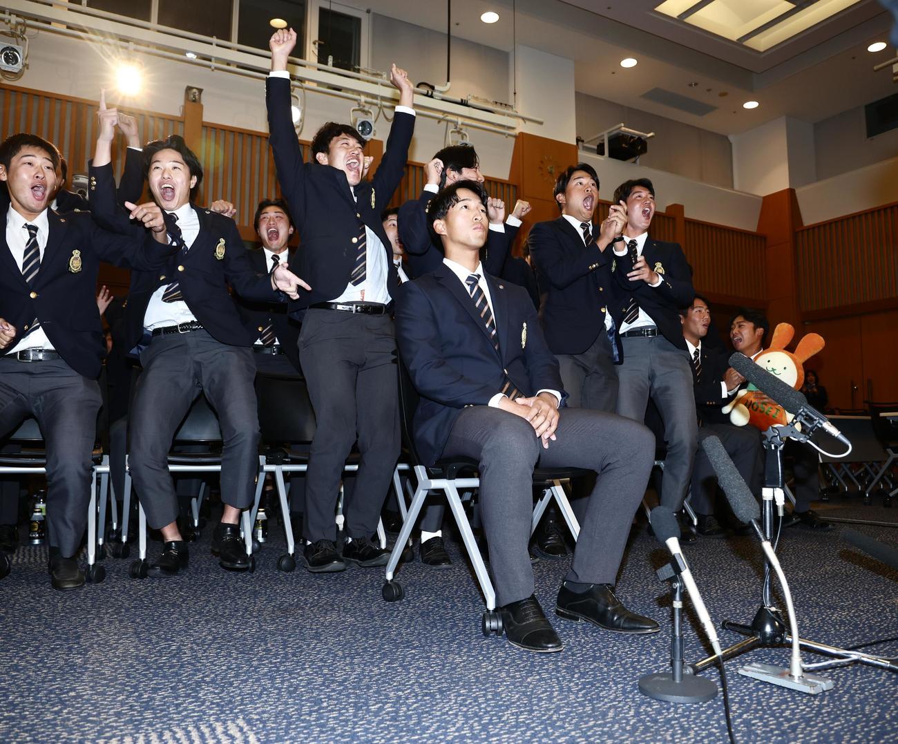 ヤクルトからドラフト1位指名を受ける法大・松下（撮影・河田真司）