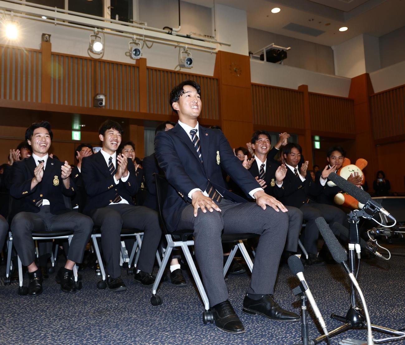 ヤクルトからドラフト1位指名を受ける法大・松下（撮影・河田真司）