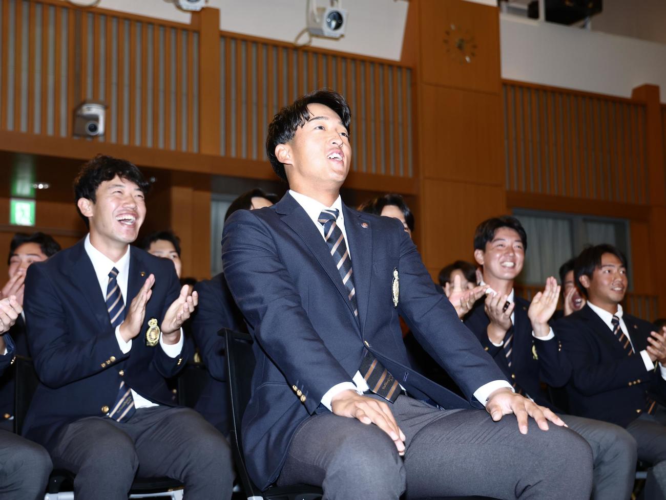ヤクルトからドラフト1位指名を受ける法大・松下（撮影・河田真司）
