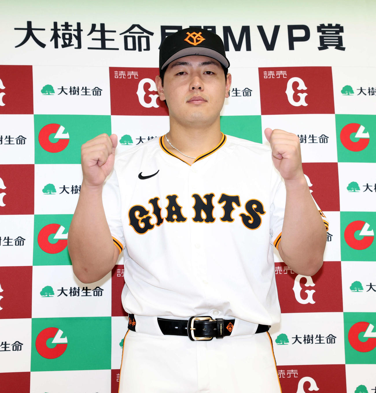 月間MVPを受賞しガッツポーズする巨人岡本（撮影・浅見桂子）