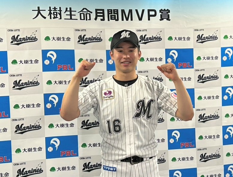 「大樹生命月間MVP賞」を獲得した種市（撮影・星夏穂）