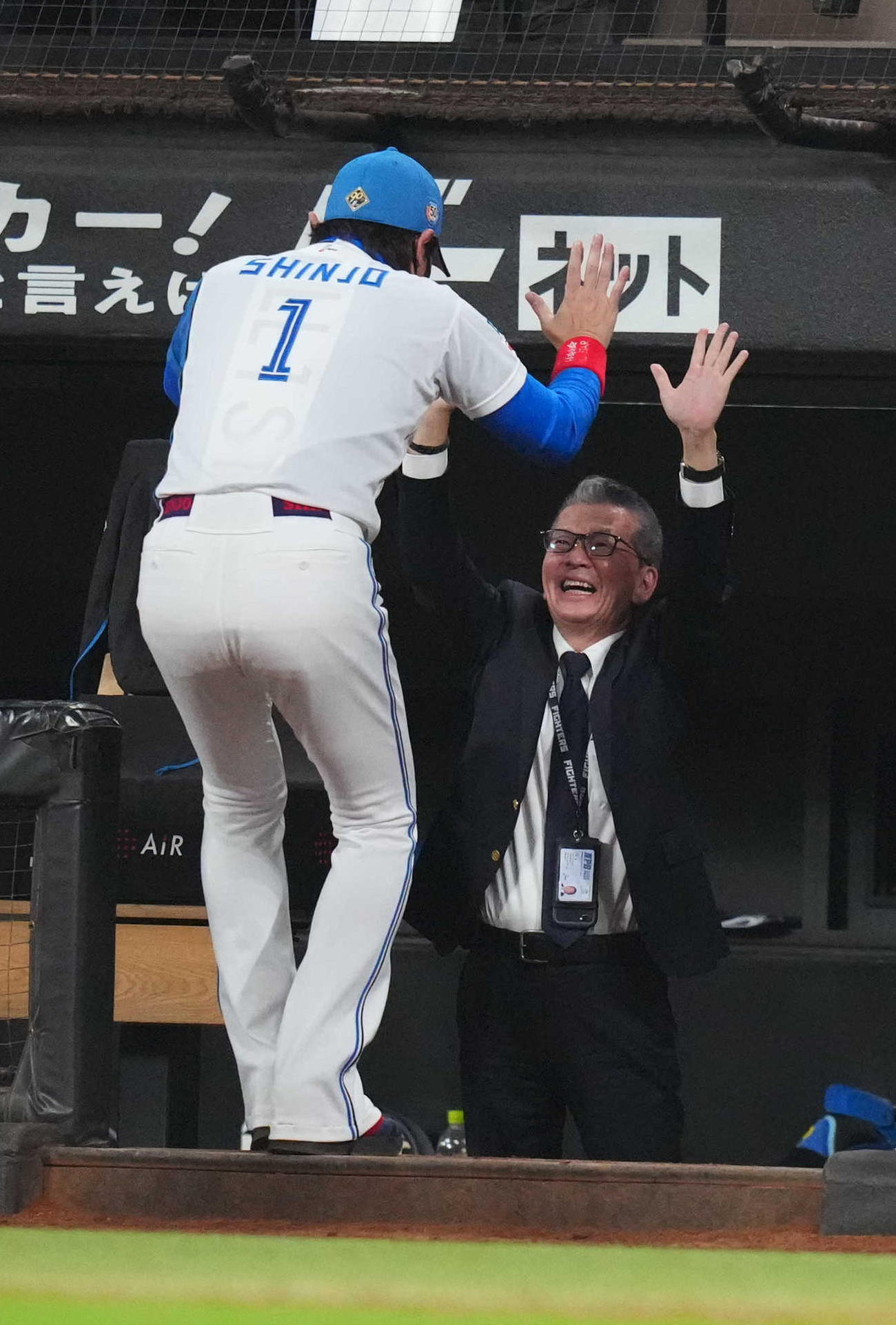 24年10月、日本ハム対ロッテ　CSファイナル進出を決め、新庄監督（左）とハイタッチを交わす小村球団社長